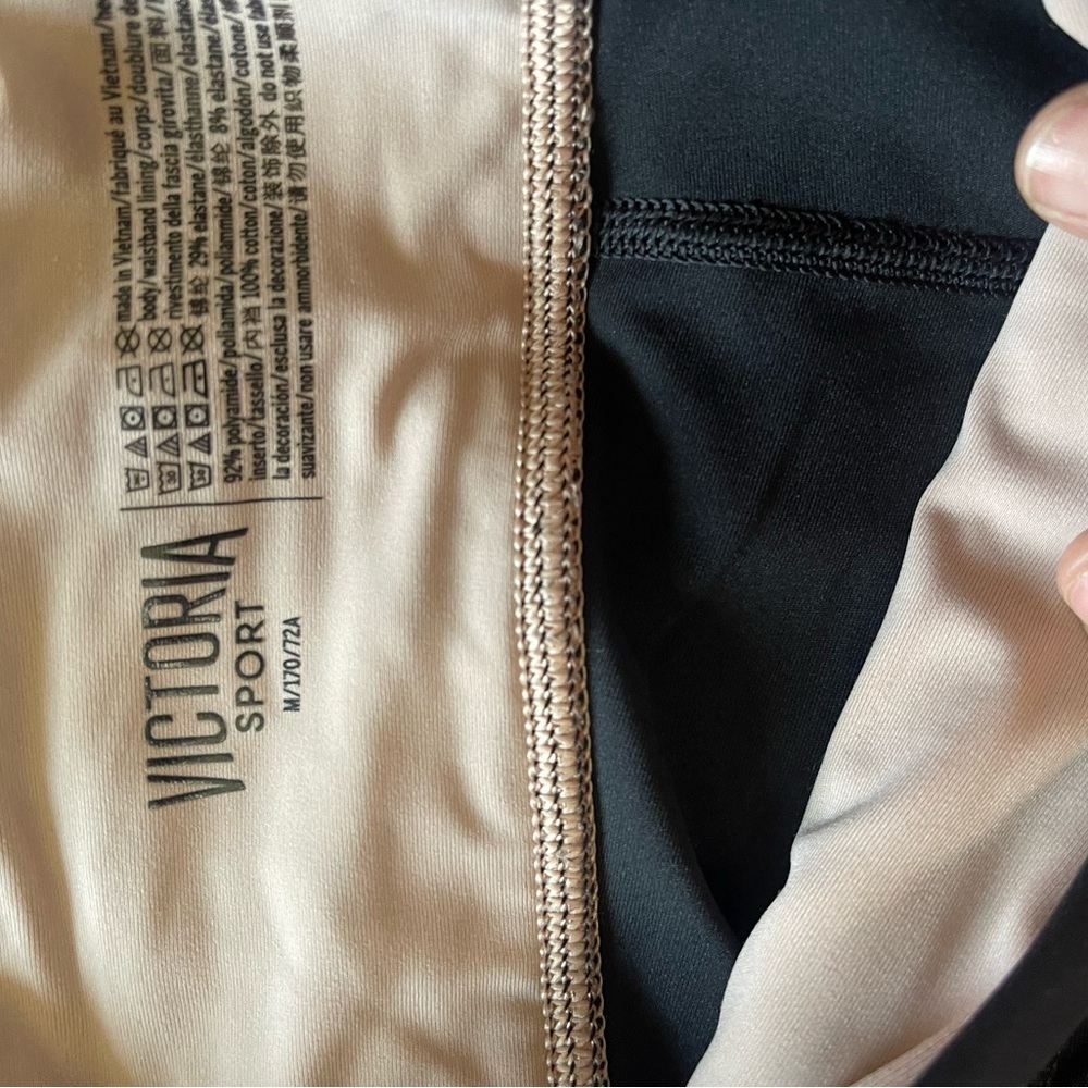 Victoria's Secret Black and White ultimate Cropped leggings - Picture 4 of 5
